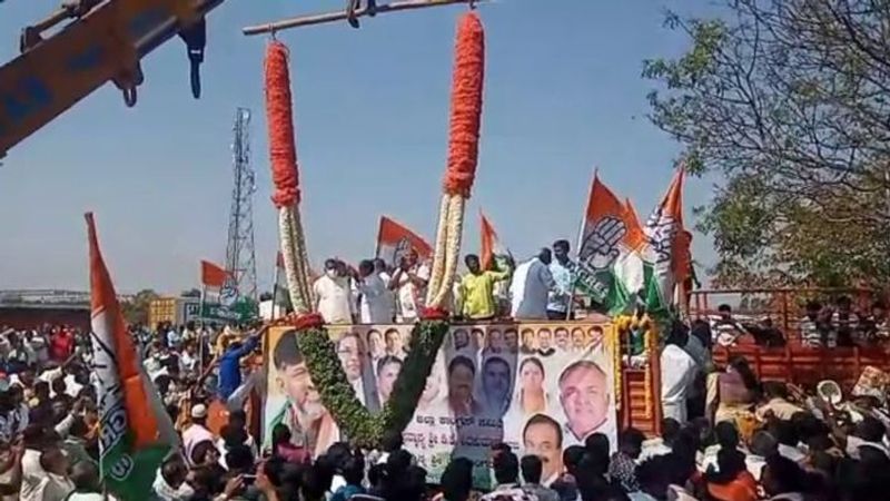 ನಾಯಕರಿಗೆ ನೂರಾರು ಕಾರ್ಯಕರ್ತರು ಕೋಲಾರ ಗಡಿ ರಾಮಸಂದ್ರ ಬಳಿ ಸ್ವಾಗತ ಕೋರಿದರು. ಇನ್ನು ಡಿ.ಕೆ. ಶಿವಕುಮಾರ್ ಮಾರ್ಚ್ 3ರಂದು ದೇವನಹಳ್ಳಿಯಿಂದ ಪಕ್ಷ ಸಂಘಟನೆಗೆ 'ಜನ ಧ್ವನಿ' ಪಾದಯಾತ್ರೆ ಮಾಡಲಿದ್ದಾರೆ.