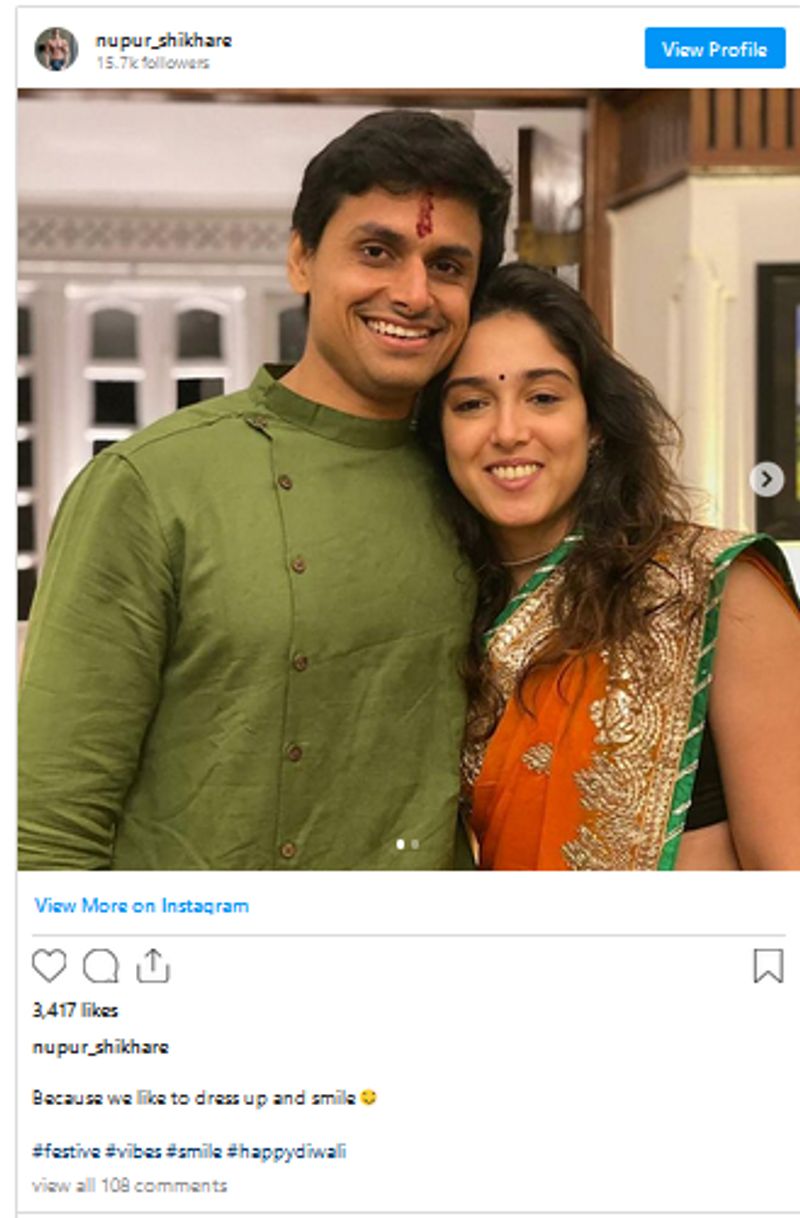 क्या है सच्चाई
हाल में इरा खान ने अपने इंस्टाग्राम पर शिखरे के साथ रिलेशनशिप को स्वीकार किया था। नूपुर ने 17 नवंबर 2020 को एक फोटो शेयर करते हुए लिखा था, “क्योंकि हमें तैयार होना और मुस्कुराना पसंद है, शुभ दीपावली!” यही तस्वीर गलत दावे के साथ वायरल कर दी गई।