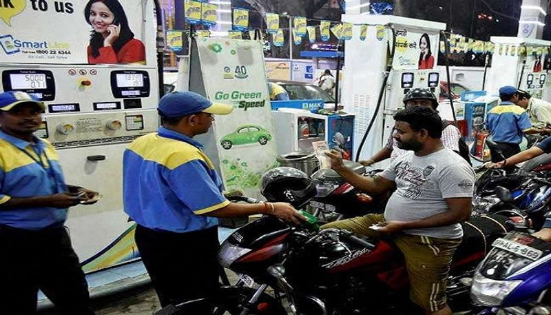 పెట్రోల్, డీజిల్ ధరలలో ప్రతిరోజూ ఉదయం 6 గంటలకు సమీక్షితారు. ఉదయం 6 గంటల నుండి కొత్త ధరలు వర్తిస్తాయి. పెట్రోల్, డీజిల్ ధరలకు ఎక్సైజ్ సుంకం, డీలర్ కమీషన్ ఇతర జోడించిన తరువాత దాని ధర దాదాపు రెట్టింపు అవుతుంది. పెట్రోల్, డీజిల్ ధరలు అంతర్జాతీయ మార్కెట్లో ముడిచమురు ధరలతో పాటు విదేశీ మారకపు రేట్ల ఆధారంగా మారుతూ ఉంటాయి.