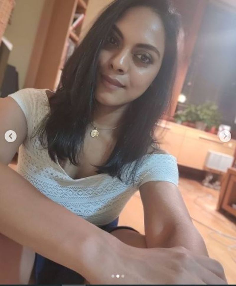 ఈ ఫొటోలు షేర్ చేయటం వెనక కారణం ఆమె కెరీర్ ని బలపరచయమే అంటారు ఆమె శ్రేయాభిలాషులు. తనకంటూ ప్రత్యేకమన గుర్తింపు రావాలంటే ఇలాంటి ప్రయత్నాలు చేయాల్సిందే అంటారు.