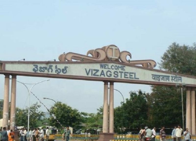 <p>రాష్ట్రంలోని అన్ని రాజకీయ పార్టీలు కూడా ఈ అంశాన్ని భుజానికెత్తుకొని తమ రాజకీయాన్ని సాగిస్తున్నాయి. "విశాఖ ఉక్కు ఆంధ్రుల హక్కు" అనే పాత నినాదాన్ని పైకెత్తుకుని రాజకీయాన్ని మొదలుపెట్టాయి. విశాఖ ఉక్కు పరిశ్రమను సాధించడానికి ఎంత స్థాయిలో ఉద్యమాలు జరిగాయో, భూముల సేకరణప్పుడు ఎంతలా అప్పటి అధికారులు, రాజకీయ నాయకులూ కష్టించారో అందరికి తెలిసిన విషయమే. ఈ నేపథ్యంలోనే సెంటిమెంటు అంశం అవడంతో ప్రజలంతా దీనికి కనెక్ట్ అవుతున్నారు కూడా. </p>