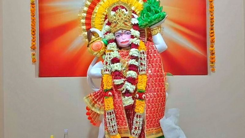 2. मंगलवार को हनुमानजी को चोला चढ़ाएं और हनुमान चालीसा का पाठ करें।
