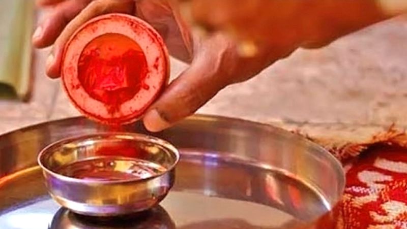 3. पानी में लाल चंदन या थोड़ा सा कुंकुम पाउडर डालकर स्नान करें।

