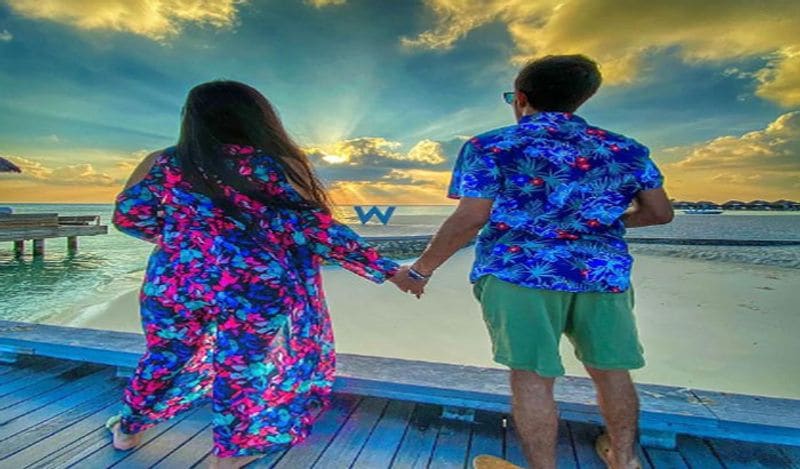 <p>মলদ্বীপের সমুদ্রতটে একান্তে সময় কাটাতে দেখা গেল চাহল ও ধনশ্রীকে। চুটিয়ে উপভোগ করছেন তাদের কোয়ালিটি টাইম।<br />
</p>