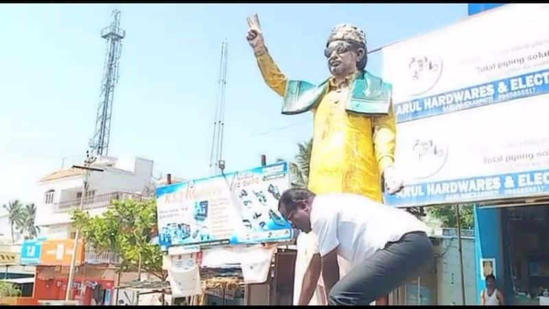The MGR statue was burnt when the DMK firecrackers exploded. DMK executive apologizes for MGR statue