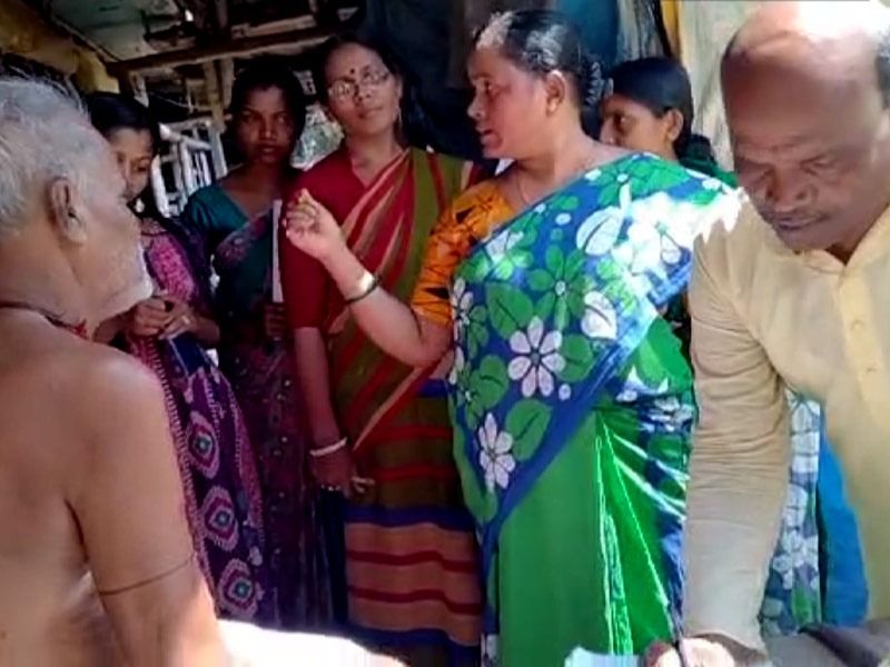 <p>হলদিয়া ব্লক উন্নয়নে তৃণমূল কংগ্রেসের সভাপতি অশোক মাইতি রাজ্য সরকারের ৬৫টি প্রকল্পের উল্লেখ করে একটি ফর্ম ছাপিয়েছে। সেটি বাড়ি বাড়ি নিয়ে গিয়ে প্রচারও শুরু করেছেন তিনি। </p>