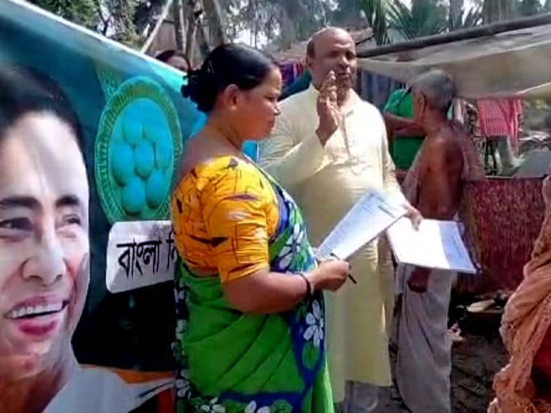 <p>অভিযোগ অস্বীকার করেছে তৃণমূল। লদিয়া উন্নয়ন ব্লকের তৃণমূল কংগ্রেসের সভাপতি অশোক মাইতি রাজ্য সরকারের ৫৬ টি প্রকল্পের উল্লেখ করে একটি ফর্ম ছাপিয়ে বাড়ি বাড়ি গিয়ে কে কোন প্রকল্প পেয়েছে তা টিক চিহ্ন দিয়ে ঐ বাড়ির লোকের কাছ থেকে সই করিয়ে নিচ্ছে। </p>