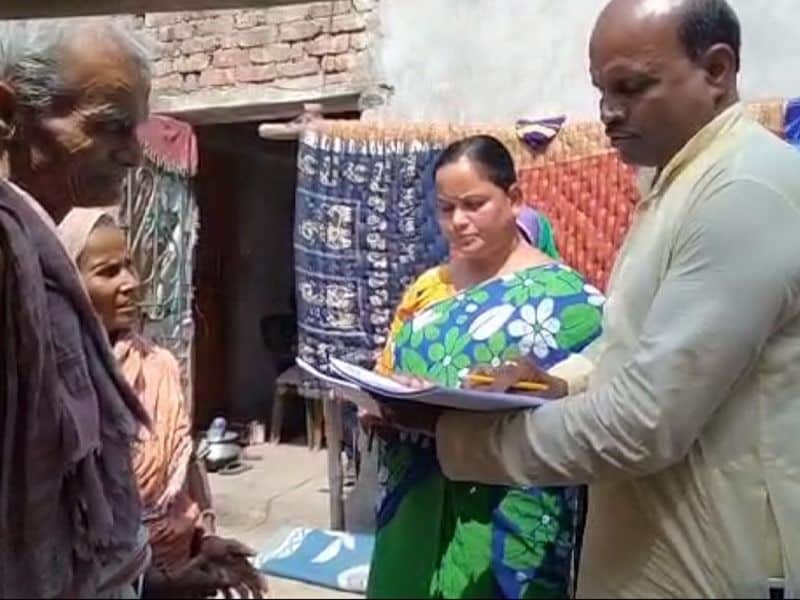 <p> রাজ্য কেনো জেলার কোনো বিধানসভা কেন্দ্রে এই ভাবে তৃণমূলের এই কর্মসূচি নেই হলদিয়া উন্নয়ন ব্লকের পক্ষ থেকে এটা করছে। তবে এই কর্মসূচি নিয়ে হলদিয়া উন্নয়ন ব্লকের তৃণমূল কংগ্রেসের সভাপতি অশোক মাইতি জানান, এটা একটা অভিনব পদ্ধতি।</p>