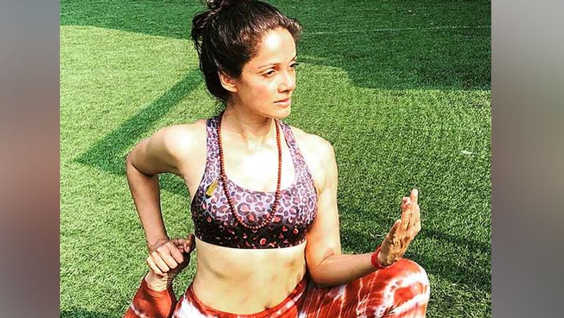 फिल्मों से दूर विद्या सोशल मीडिया पर एक्टिव रहती हैं। वे इंस्टाग्राम पर बोल्ड फोटोज शेयर करती रहती हैं। विद्या के गॉर्जियस लुक के पीछे मेडिटेशन का हाथ है, जिससे उन्हें खास लगाव है। वो अक्सर अपने सोशल हैंडल पर मेडिटेशन पोज में फोटोज पोस्ट करती रहती हैं। मेडिटेशन विद्या की डेली लाइफ का एक हिस्सा है, जिसे वो कभी मिस नहीं करती हैं।