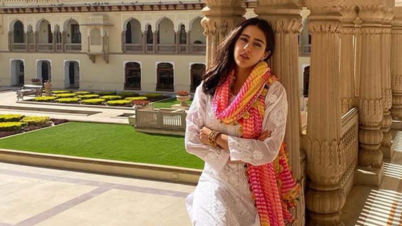 इस वीडियो में सारा अली खान कुछ अलग-सी शक्ल बनाती नजर आ रही हैं। हालांकि, सारा का यह अंदाज फैंस को पसंद नहीं आ रहा है और लोग उन्हें ट्रोल करते दिख रहे हैं।