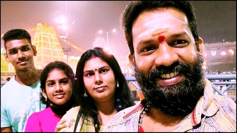 இவரை பற்றி தெரிந்த அளவிற்கு இவரது குடும்பத்தை பற்றி பலருக்கும் தெரிந்திருக்க வாய்ப்பில்லை. இந்நிலையில் பாபா பாஸ்கரின் குடும்ப புகைப்படம் வைரலாகி வருகிறது. திருப்பதியில் எடுக்கப்பட்டுள்ள இந்த புகைப்படத்தில் பாபா பாஸ்கர், அவருடைய மனைவி, மகன் மற்றும் மகள் ஆகியோர் உள்ளனர். 