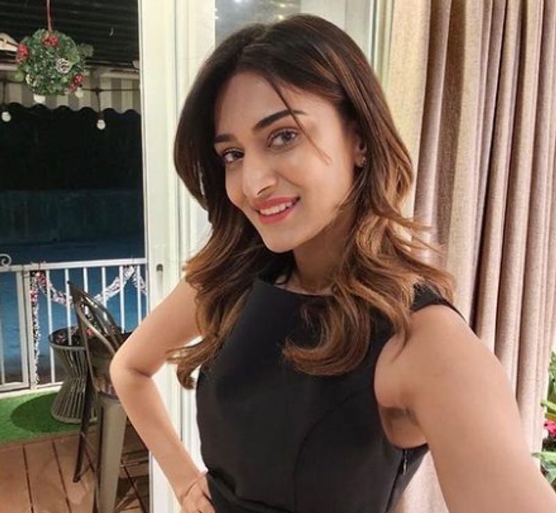 <p>ಪಾರ್ಥ ಸಮ್ತಾನ್ ಜೊತೆ ನಟಿಸಿದ್ದ ಎರಿಕಾ ಕಸೂಟಿ ಝಿಂದಗೀ ಮೂಲಕ ಎಲ್ಲರ ನೆಚ್ಚಿನ ನಟಿಯಾಗಿದ್ದರು.</p>