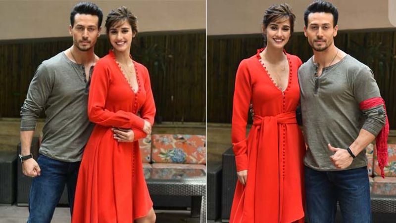 <p>টাইগার বেজায় আগলে রাখতেন দিশাকে। একাধিকবার তা ফ্রেমবন্দি হয়েছে। দিশার পরণে ছোট পোশাক মানেই টাইগার যেতেন রেগে। </p>