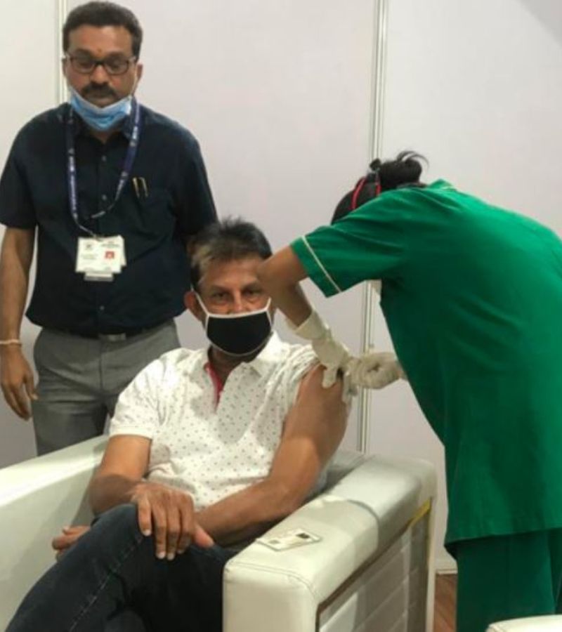 <p>মুম্বইতে ভারতের আরও এক প্রাক্তন ক্রিকেটার সন্দীপ পাটিলও ভ্যাক্সিন নেন। ৬৪ বছরের পাটিল কোভিশিল্ড ভ্যাক্সিন নেন বলে জানা যাচ্ছে। ভ্যাক্সিন নেওয়ার পরে তিনিও টীকাকরণ কেন্দ্রের ব্যবস্থাপনা নিয়ে উচ্ছ্বসিত প্রশংসা করেন।<br />
</p>