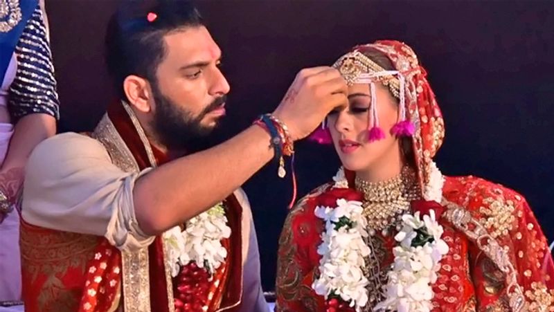 बता दें कि 30 नवंबर, 2016 को युवराज सिंह ने एक्ट्रेस हेजल कीच से सिख रीति रिवाज से शादी की थी। हेजल और युवराज की लव स्टोरी पूरी फिल्मी है। एक दौर ऐसा था, जब युवराज हेजल के लिए क्रेजी थे। वो उनसे बात करना और दोस्ती करना चाहते थे, लेकिन हेजल उन्हें घास तक नहीं डालती थीं।