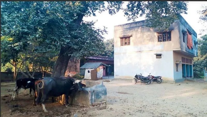 दोस्त के पास इन दो शर्तों पर छोड़ी है बेटा
मीडिया रिपोर्ट्स के मुताबिक शबनम ने उस्मान को बेटा सौंपने से पहले दो शर्तें भी रखी थीं। पहली यह कि उसके बेटे को कभी भी उसके गांव में न ले जाया जाए, क्योंकि वहां उसकी जान को खतरा है और दूसरी शर्त ये थी कि बेटे का नाम बदल दिया जाए।
(इसी घर में हुआ था मर्डर)