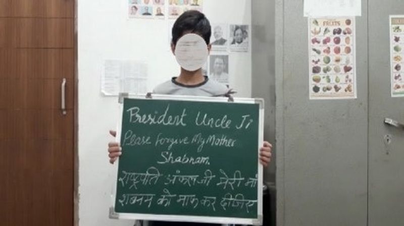 शबनम ने दायर की है दया याचिका
शबनम और सलीम को जुलाई 2010 में अमरोहा की अदालत ने फांसी की सजा सुनाई थी। बाद में इलाहाबाद हाईकोर्ट और सुप्रीम कोर्ट ने भी सजा बरकरार रखी। राष्ट्रपति भी उनकी पहली दया याचिका को खारिज कर चुके हैं। शबनम की तरफ से दूसरी दया याचिका दायर की गई है।
