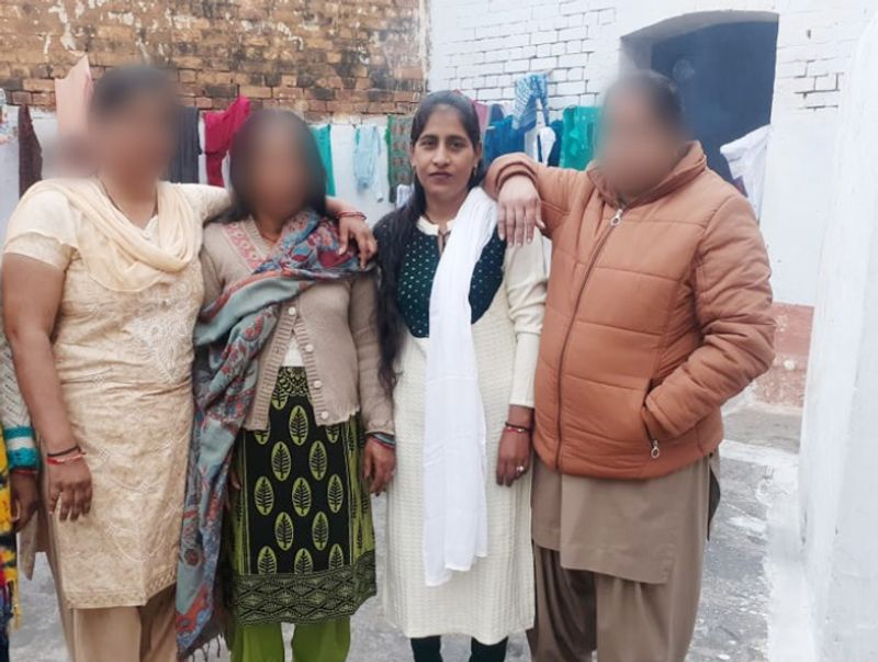 जब की थी सात हत्या, तब प्रेग्नेंट थी शबनम
शबनम मूल रूप से अमरोहा जिले के बावनखेड़ी गांव की रहने वाली है। हत्याकांड के बाद जांच में पता चला था कि शबनम प्रेग्नेंट थी, लेकिन परिवार वाले सलीम से उसकी शादी के लिए तैयार नहीं थे। इसी वजह से शबनम ने प्रेमी सलीम के साथ मिलकर 15 अप्रैल 2008 को अपने पिता शौकत अली, मां हाशमी, भाई अनीस अहमद, उसकी पत्नी अंजुम, भतीजी राबिया और भाई राशिद के साथ ही अनीस के 10 महीने के बेटे अर्श की हत्या कर दी थी। 