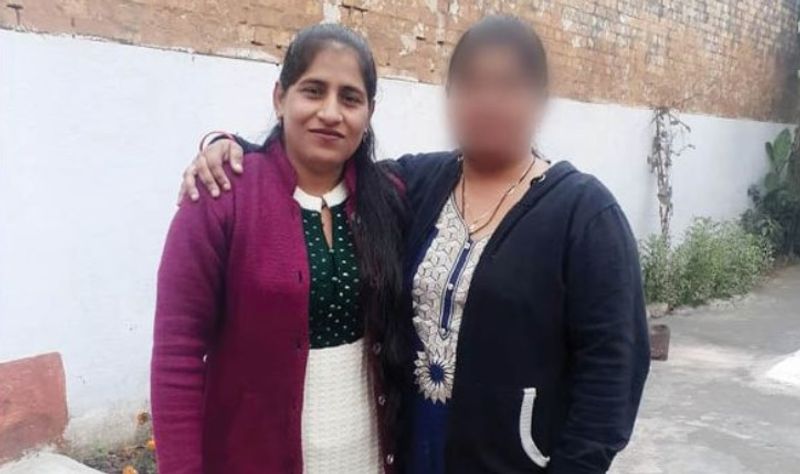 जब की थी सात हत्या, तब प्रेग्नेंट थी शबनम
शबनम मूल रूप से अमरोहा जिले के बावनखेड़ी गांव की रहने वाली है। हत्याकांड के बाद जांच में पता चला था कि शबनम प्रेग्नेंट थी, लेकिन परिवार वाले सलीम से उसकी शादी के लिए तैयार नहीं थे। इसी वजह से शबनम ने प्रेमी सलीम के साथ मिलकर 15 अप्रैल 2008 को अपने पिता शौकत अली, मां हाशमी, भाई अनीस अहमद, उसकी पत्नी अंजुम, भतीजी राबिया और भाई राशिद के साथ ही अनीस के 10 महीने के बेटे अर्श की हत्या कर दी थी।
