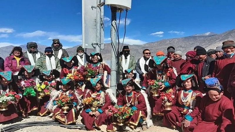 बता दें कि यह मोबाइल नेटवर्क इस क्षेत्र में जहां सेना के लिए महत्वपूर्ण तो है ही, स्थानीय लोगों को भी इससे काफी सुविधा मिलेगी। बॉर्डर के गांवों में मोबाइल नेटवर्क होने से स्थानीय निवासियों को काफी फायदा होगा। यह काम तब शुरू किया गया, जब चुशुल के काउंसिलर कॉन्चोक स्टैन्जिन ने लेह स्थित 14वें कॉर्प्स कमांडर (XIV Corps Commander) लेफ्टिनेंट जनरल पीजीके मेनन के समक्ष फाइबर ऑप्टिकल की सुविधा शुरू किए जाने का प्रस्ताव रखा। फाइबर ऑप्टिकल सर्विस की शुरुआत के बाद मेराक और खाकटेड इस इलाके के पहले गांव हैं, जहां मोबाइल नेटवर्क काम करने लगा।