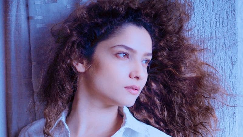 <p><br />
সুশান্তের সম্পর্ক ভাঙাটা আজও মেনে নিতে পারেননি অঙ্কিতা। মানসিক অবসাদ গ্রাস করেছিল অভিনেত্রীকে। তারপররেই আত্মহত্যার চরম সিদ্ধান্ত নিয়েছিলেন অভিনেত্রী।</p>