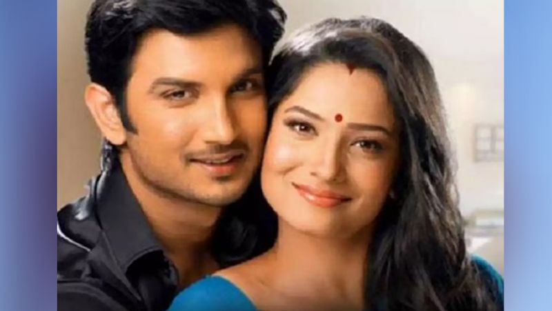 <p>'পবিত্র রিস্তা' ধারাবাহিক থেকেই সম্পর্কের শুরু সুশান্ত-অঙ্কিতার। তারপরেই ডান্স রিয়েলিটি শো-তে প্রোপোজ করেন সুশান্ত। কিন্তু দীর্ঘ ৬ বছরের সম্পর্ক ভেঙে যায় ২০১৬ সালে।</p>