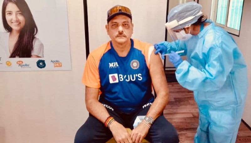 <p>মঙ্গলবারই টিকা নিয়েছেন ভারতীয় ক্রিকেট দলের কোচ রবি শাস্ত্রী। আহমেদাবাদে ভ্যাক্সিনের প্রথম ডোজ নেন তিনি। সোশ্যাল মিডিয়ায় সেউ ছবিও শেয়ার করেছেন বিরাটদের হেড স্যার।<br />
</p>