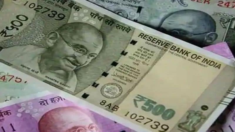 कोटक महिंद्रा बैंक के कस्टमर्स को 31 मार्च तक 6.65 फीसदी की दर से होम लोन मिल सकेगा। ब्याज दरों में बैंक ने यह कटौती स्पेशल ऑफर के तहत की है। बता दें कि देश के होम लोन मार्केट में कॉम्पिटीशन का दौर चल रहा है, जिसका फायदा लोग सस्ता लोन लेकर उठा सकते हैं। (फाइल फोटो)