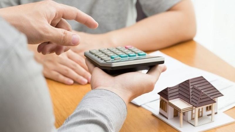 कोटक महिंद्रा बैंक में होम लोन की सबसे न्यूनतम दर सालाना 6.65 फीसदी है। सैलरीड और नॉन-सैलरीड लोगों के लिए यह ब्याज दर लागू होगी। अपने सेगमेंट में यह सबसे आकर्षक होम लोन में से एक है। इस बैंक से होम लोन लेने के लिए Kotak Digi Home Loans के जरिए होम लोन की प्रॉसेसिंग बहुत जल्द होगी। (फाइल फोटो)