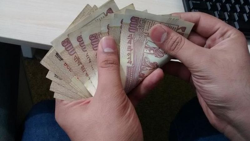 कोटक महिंद्रा बैंक से नई दर पर 20 साल के लिए 30 लाख रुपए का लोन लेने पर कुल 24,31,898 रुपए ब्याज के तौर पर चुकाना होग। यह रकम 20 साल तक ईएमआई के रूप में देनी होग। 6.65 फीसदी की दर से 30 लाख रुपए के होम लोन पर 22,633 रुपए की ईएमआई देनी होगी। हालांकि, बैंक ने यह साफ कर दिया है कि 31 मार्च तक होम लोन लेने पर ही यह दर लागू होगी। (फाइल फोटो)