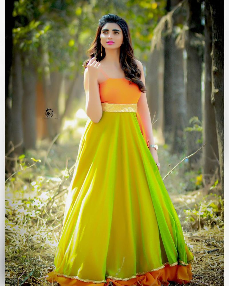 తేనే కళ్ళతో కవ్విస్తూ.. తెల్లని మేని ఛాయతో మనసులు తన వైపు లాగేసింది వర్ష డార్లింగ్. నాజూకైన సన్నని సోయగాలు చూపించేసింది.