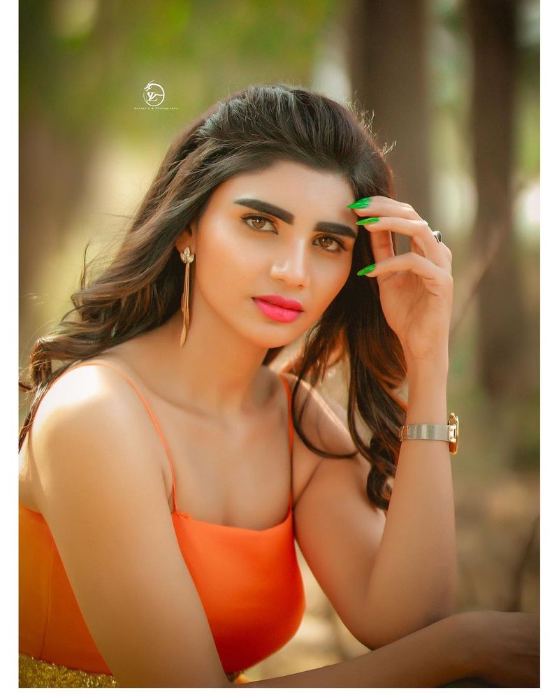 జబర్ధస్త్ కమెడియన్ ఇమ్మానియేల్ తో వర్ష లవ్ ఎఫైర్ ఆమెకు ప్లస్ అవుతుంది. వర్ష, ఇమ్మానియేల్ జంటకు కొన్ని స్పెషల్ ఆఫర్స్ వస్తున్నాయి.