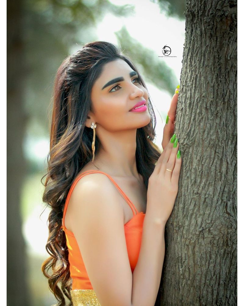 జనాలకు దూరంగా వనాలకు చేరిన వర్ష.. పచ్చని తోటలో రామ చిలకలా మెరిశారు. లేటెస్ట్ ఫోటో షూట్ కోసం అందమైన పార్క్ ఎంచుకున్నారు ఆమె.