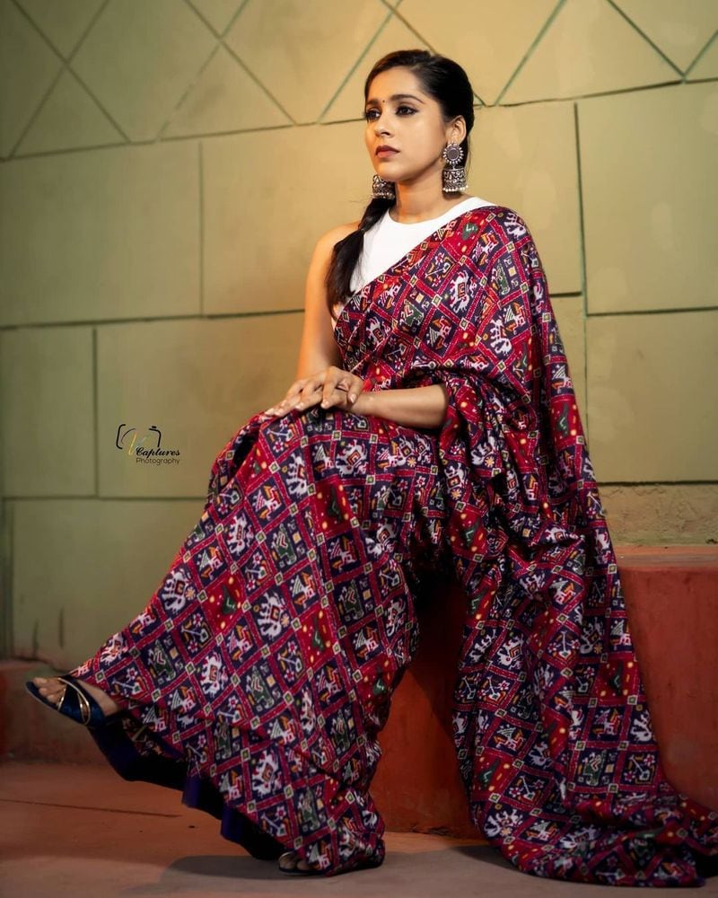 ఇప్పటికే పలు సినిమాలలో రష్మీ హీరోయిన్ గా కనిపించారు. అయితే ఆమె హీరోయిన్ గా నటించిన ఒక్క సినిమా కూడా సూపర్ హిట్ కాలేదు. దానితో రష్మీకి అవకాశాలు తగ్గాయి.