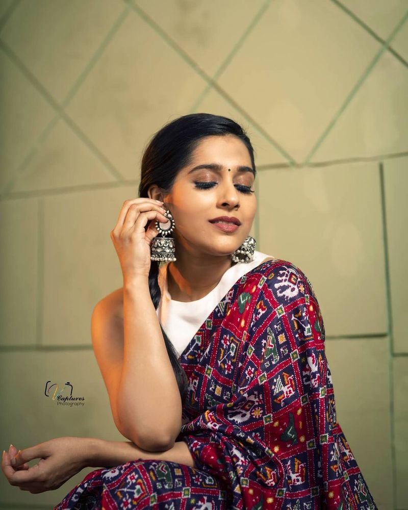 జబర్ధస్త్ కామెడీ షో సూపర్ పాప్యులర్ కాగా, రష్మీ సైతం ఫేమ్ తెచ్చుకున్నారు. ప్రేక్షకులకు బాగా పరిచయమైన రష్మీ హీరోయిన్ గా సినిమాలు చేయడానికి దర్శక నిర్మాతలు మొగ్గుచూపారు.