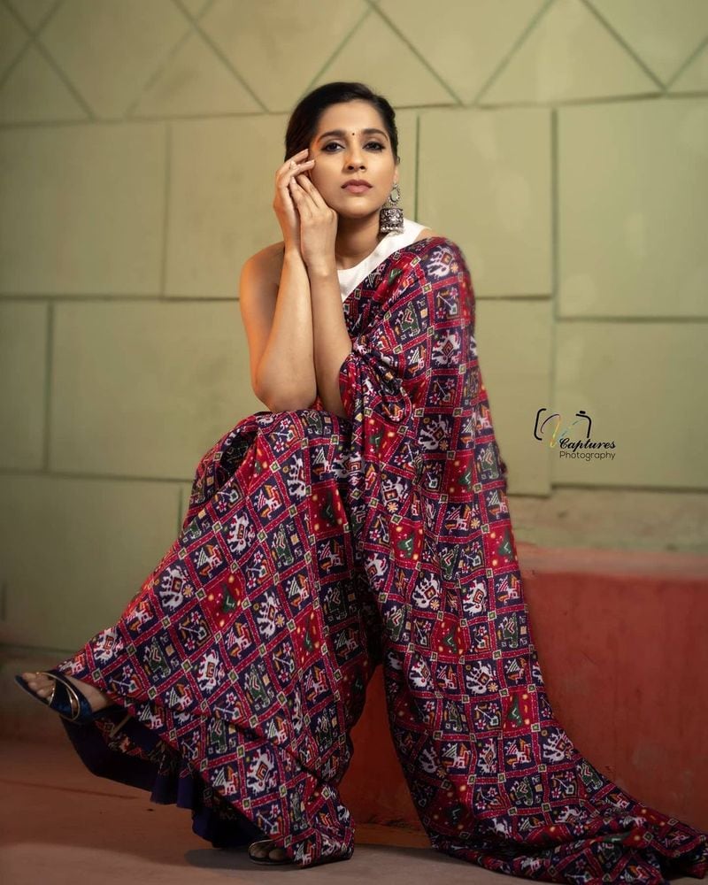 కెరీర్ బిగినింగ్ లో రష్మీ చిన్న చిన్న పాత్రలు చేశారు. హీరోయిన్ కావాలన్న ఆమె కోరిక నెరవేరలేదు. దానితో జబర్ధస్త్ షోకి యాంకర్ గా వచ్చారు రష్మీ.