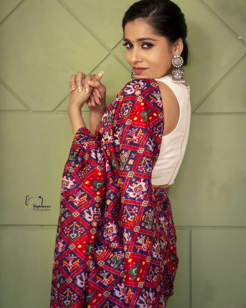యాంకర్ అంటే పద్దతిగా ఉండాలనే హద్దులు చెరిపేసి, అందాల ఆరబోత పద్ధతిని పరిచయం చేసిన క్రెడిట్ రష్మీకి దక్కుతుంది.