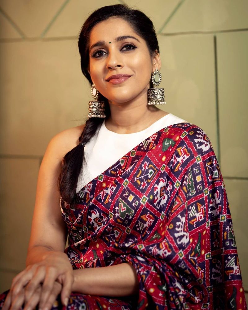 జబర్ధస్త్ వేదికపై రష్మీ గ్లామర్ షో అదనపు ఆకర్షణ. అందుకే అత్యంత ప్రజాదరణ కలిగిన ఆ షోకి ఏళ్లుగా యాంకర్ గా కొనసాగుతున్నారు రష్మీ.
