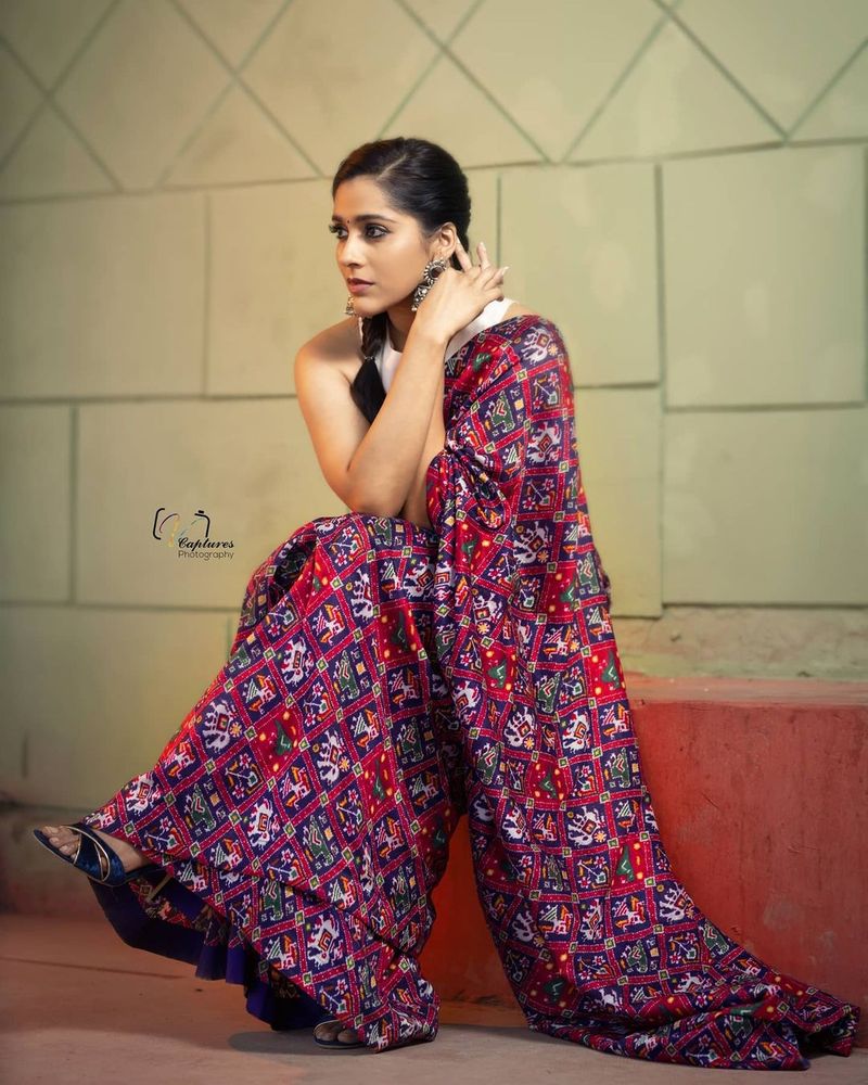 ఇక ఎప్పటిలాగే సోషల్ మీడియాలో సందడి చేస్తున్నారు రష్మీ. తరచుగా ఫొటో షూట్స్ చేస్తూ సదరు ఫోటోలు ఇంస్టాగ్రామ్ లో పంచుకుంటున్నారు.