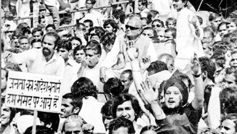 आपातकाल 1975-77 के बीच करीब 21 महीने लागू रहा था। इस अवधि को समाजवादी नेता जयप्रकाश नारायण ने 'भारतीय इतिहास की सर्वाधिक काली अवधि' कहा था। इसके बाद के आम चुनाव में विपक्ष ने एक नारा दिया था-'द्वार खड़ी औरत चिल्लाए..मेरा मरद गया नसबंदी में!'
