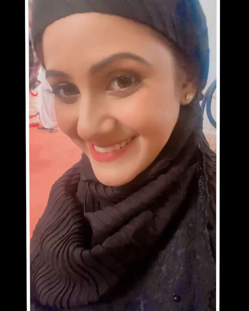 <p>নীলের সঙ্গে জমিয়ে সংসার করছেন তৃণা সাহা। তবে হঠাৎ কী হল তৃণার। শাড়ি ছেড়ে বোরখা কেন পরলেন অভিনেত্রী।</p>