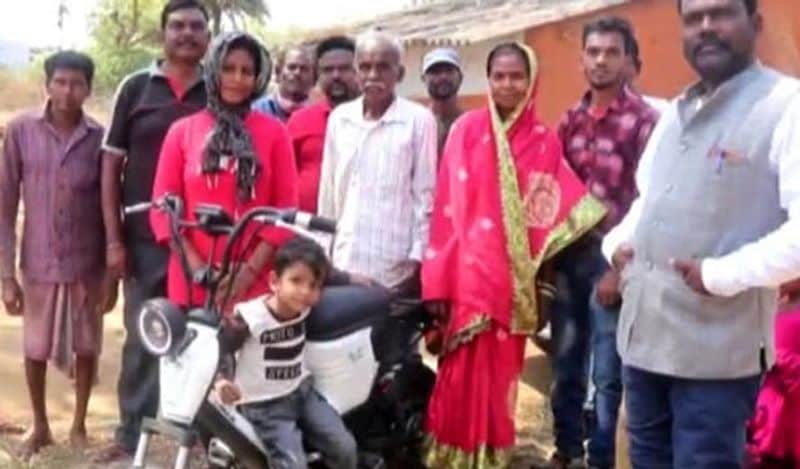 ये बाइक पेट्रोल की जगह बिजली से चलती है। ये बाइक पर्यावरण के लिए काफी अनुकूल है। वैसे भी आज के समय में इलेक्ट्रॉनिक कार का क्रेज चला है। लेकिन इनकी कीमत काफी ज्यादा है, इस वजह से लोग अभी इसे खरीदने में ज्यादा पैसे खर्च होने की वजह से लोग इंट्रेस्ट नहीं दिखा रहे। 