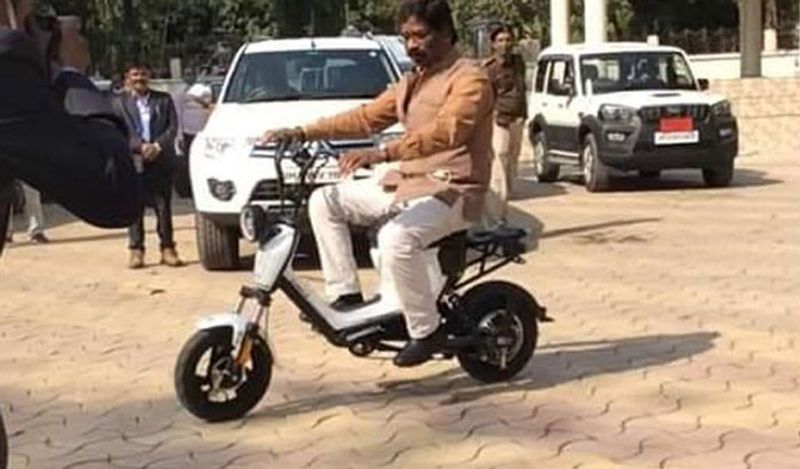 कामदेव पान के इस इन्वेंशन की दुनियाभर में काफी तारीफ हो रही है। यहां तक कि झारखंड के मुख्यमंत्री हेमंत सोरेन ने भी इस बाइक को चलाया और इस युवा वैज्ञानिक की काफी तारीफ की। 