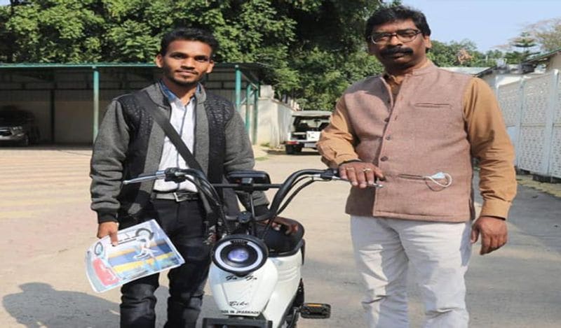 झारखंड के इस युवा वैज्ञानिक का टैलेंट मात्र 16 साल की उम्र से सामने आने लगा था। तब उसने अपनी साईकिल को मोटर से कनेक्ट कर चलाना शुरू किया था। अब जो बाइक कामदेव ने बनाई है, वो अन्य इलेक्ट्रॉनिक बाइक की तरह बिजली से चार्ज नहीं होती। इसे पैडल चलाने से ही चार्ज किया जा सकता है। 