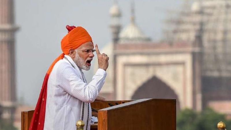 हालांकि PMO ने RTI के जवाब में यह नहीं बताया कि मोदी के भाषण तैयार करने के लिए कितनी टीम है, उन्हें क्या सैलरी या पारिश्रमिक मिलता है। बता दें कि मोदी ने 2014 के चुनाव में जिस धुंआधारी से चुनावी सभाएं की थीं और भाजपा को ऊचाइयों पर खड़ा कर दिया, वो लाजवाब है।