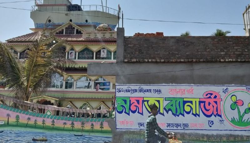 <p>নন্দীগ্রামে মমতার নামে দেওয়াল লিখন শুরু হয়ে গিয়েছে। তৃণমূল নেতা শেখ সুফিয়ানের বাড়ির পাঁচিলে মমতার নামে দেওয়াল ইতিমধ্য়েই শুরু হয়েছে।</p>