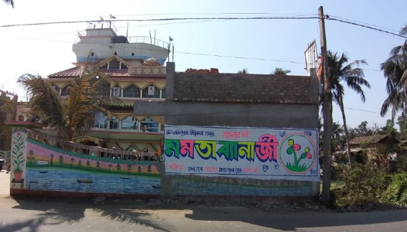 <p>তবে অপরদিকে প্রশ্ন উঠেছে নন্দীগ্রামের সঙ্গে ভবানীপুরেও কি দাঁড়াবেন মমতা।নন্দীগ্রামে তৃণমূল সুপ্রিমোকে ৫০ হাজার ভোটে হারানোর চ্যালেঞ্জ ছোঁড়েন শুভেন্দু।<br />
</p>