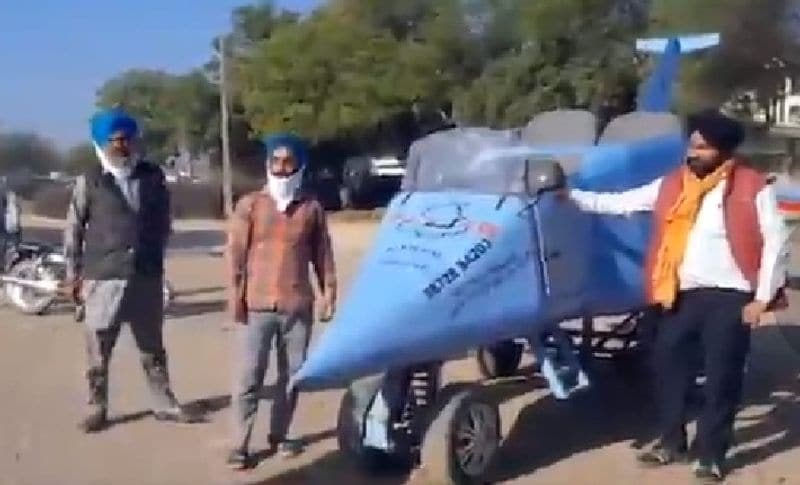 विमान को बनाने वाले बेनीवाल का कहना है कि वह इसमें एक स्पेशल सीट लगवाने वाले हैं। जिससे कि शादी में दूल्हा-दुल्हन में बैठ सकें। उनका कहना है कि अभी से शादी के लिए विमान की डिमांड बढ़ गई है।