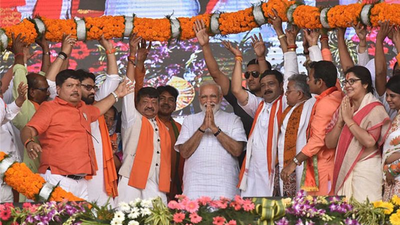 <p> बात 2019 के लोकसभा चुनाव की करें, तो जब इस 'ब्रिगेड परेड ग्राउंड' पर मोदी ने सभा ली थी, तब जनसैलाब उमड़ पड़ा था। जबकि 21 जनवरी 2019 को ममता की अगुआई में यूनाइटेड इंडिया रैली में पूरे विपक्ष को सुनने अपेक्षाकृत कम भीड़ थी। तभी लोगों ने मान लिया था कि लोकसभा में विपक्ष की हार होनी है। इसमें भाजपा ने 42 में से 18 सीटें जीती थीं।</p>
