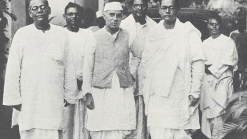 <p>'ब्रिगेड परेड ग्राउंड' में पहली जनसभा 1919 को हुइ थी। इसमें चितरंजनदास सहित तमाम क्रांतिकारियों ने ओजस्वी भाषण दिए थे।</p>
<p><em><strong>(बायें से चितरंजनदास, नेहरू और बोस)</strong></em></p>